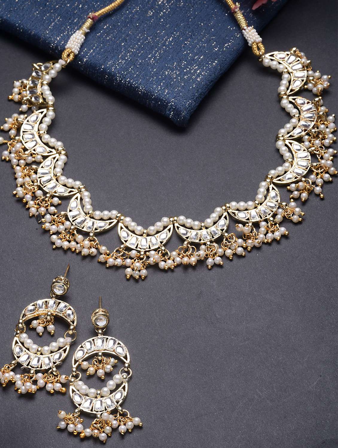 karatcart gold plated moon shaped white kundan neckalce set