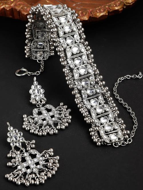silver metal necklaces and earring - 18635998 - Standard Image - 0