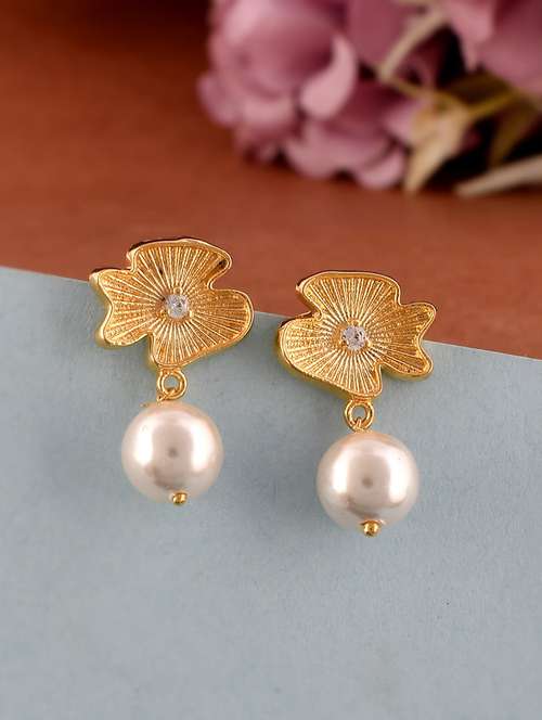 gold metal stud earring - 19085335 -  Standard Image - 0