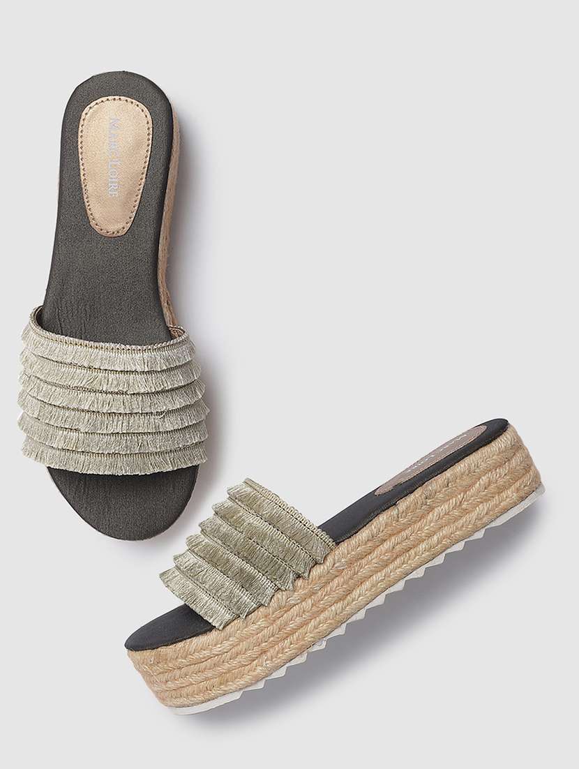 women green toe separator wedge - 19164289 -  Standard Image - 2