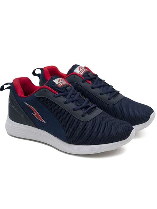 men lace up sports shoes