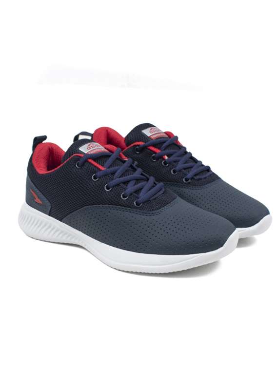 men lace up sport shoes