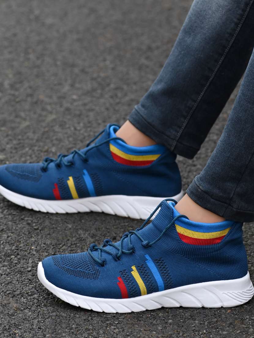 men lace up sports shoes - 19720611 - Zoom Image - 0