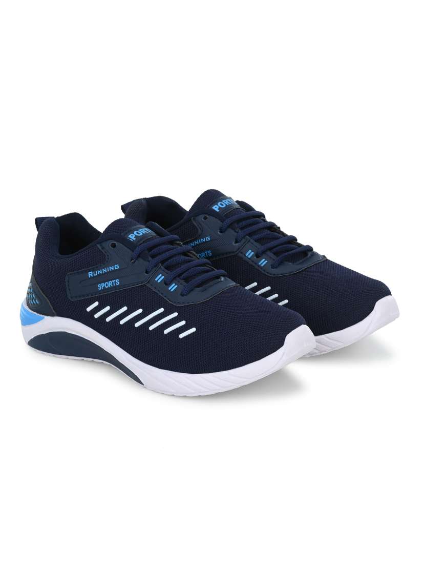 men lace up sport shoes