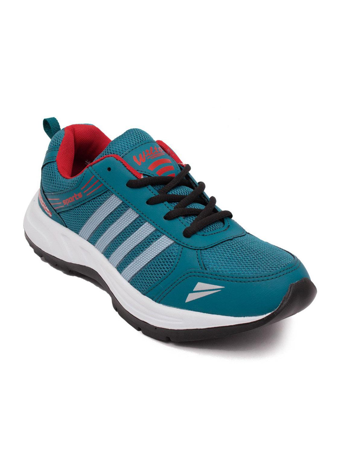 men lace up sports shoes
