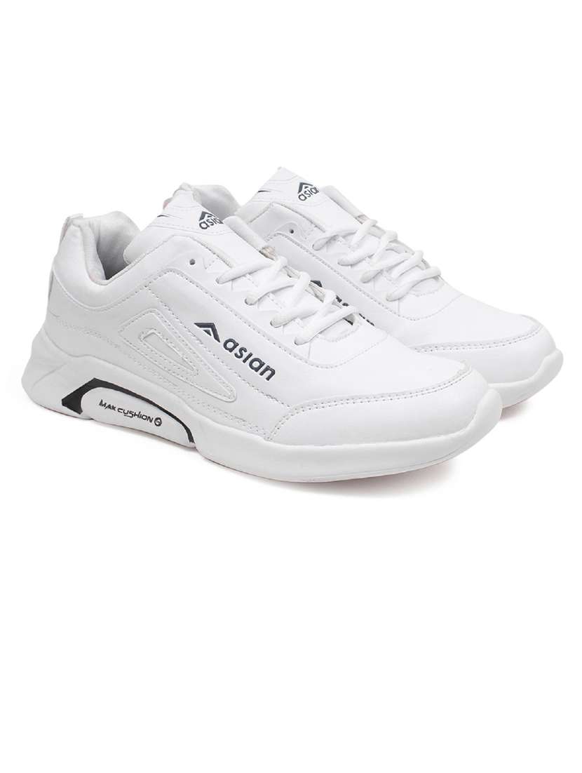 men lace up sport shoes