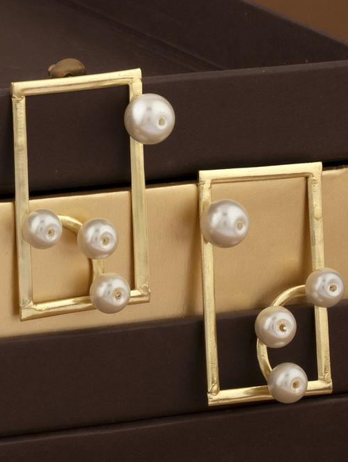 gold brass studs earring - 19839921 -  Standard Image - 0