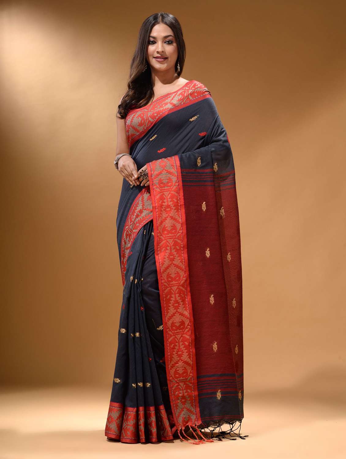 women self design handloom saree with blouse