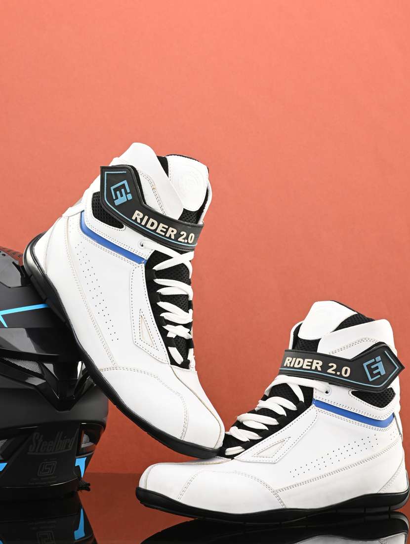 men lace up sneakers