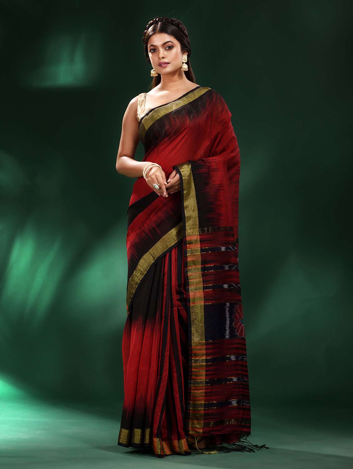 red cotton blend saree with blouse - 19993529 - Zoom Image - 0