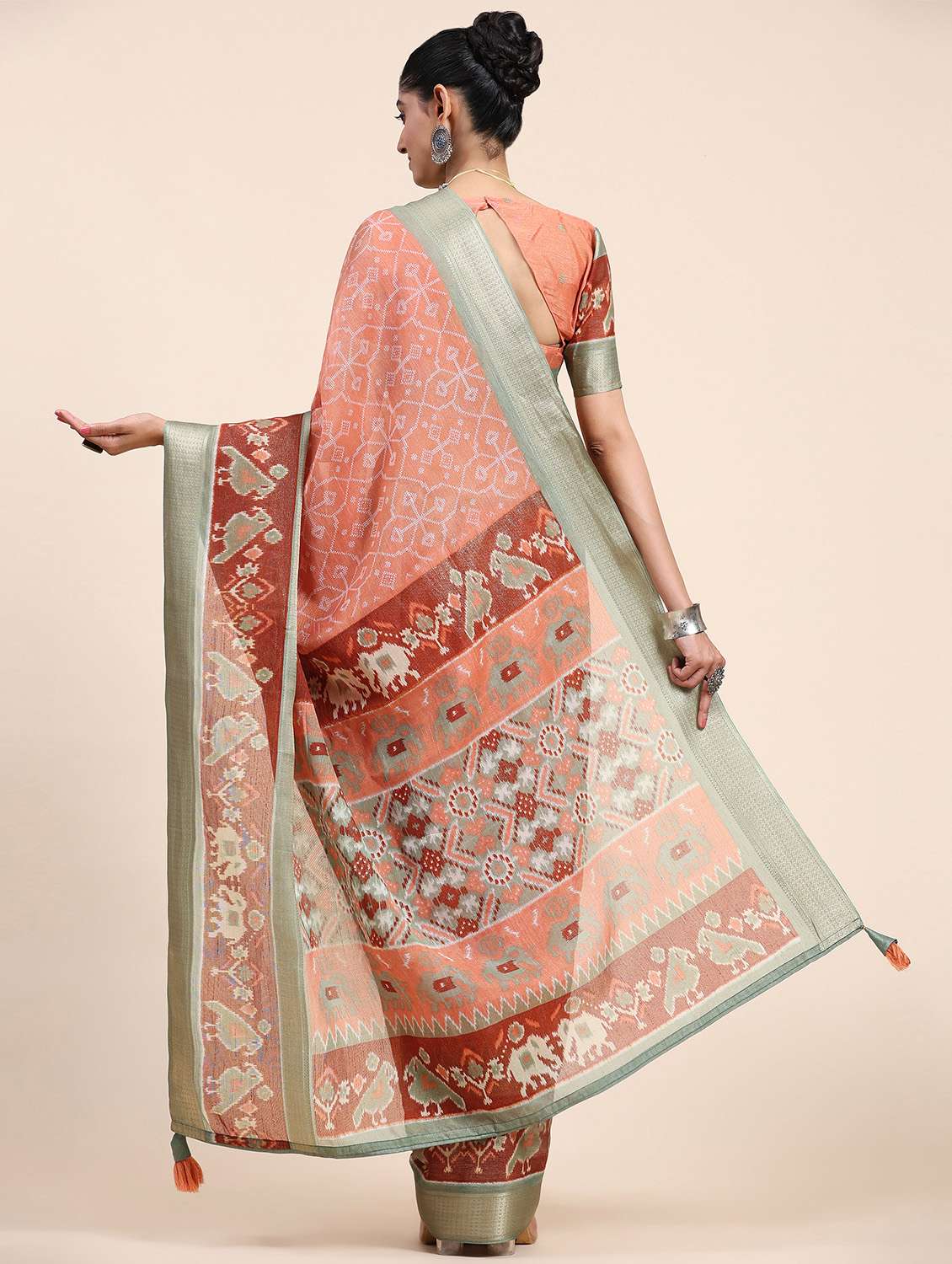 women's abstract peach colored saree with blouse - 20007408 - Standard Image - 2