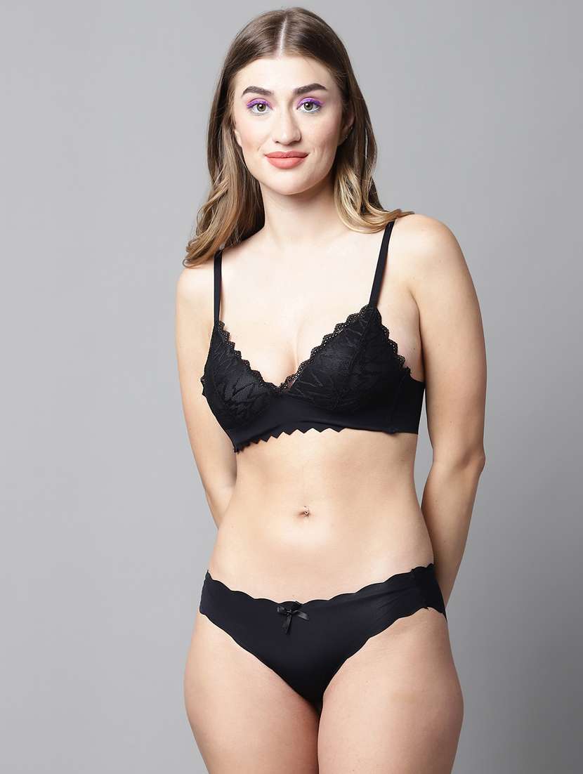 black lace bra and panty set