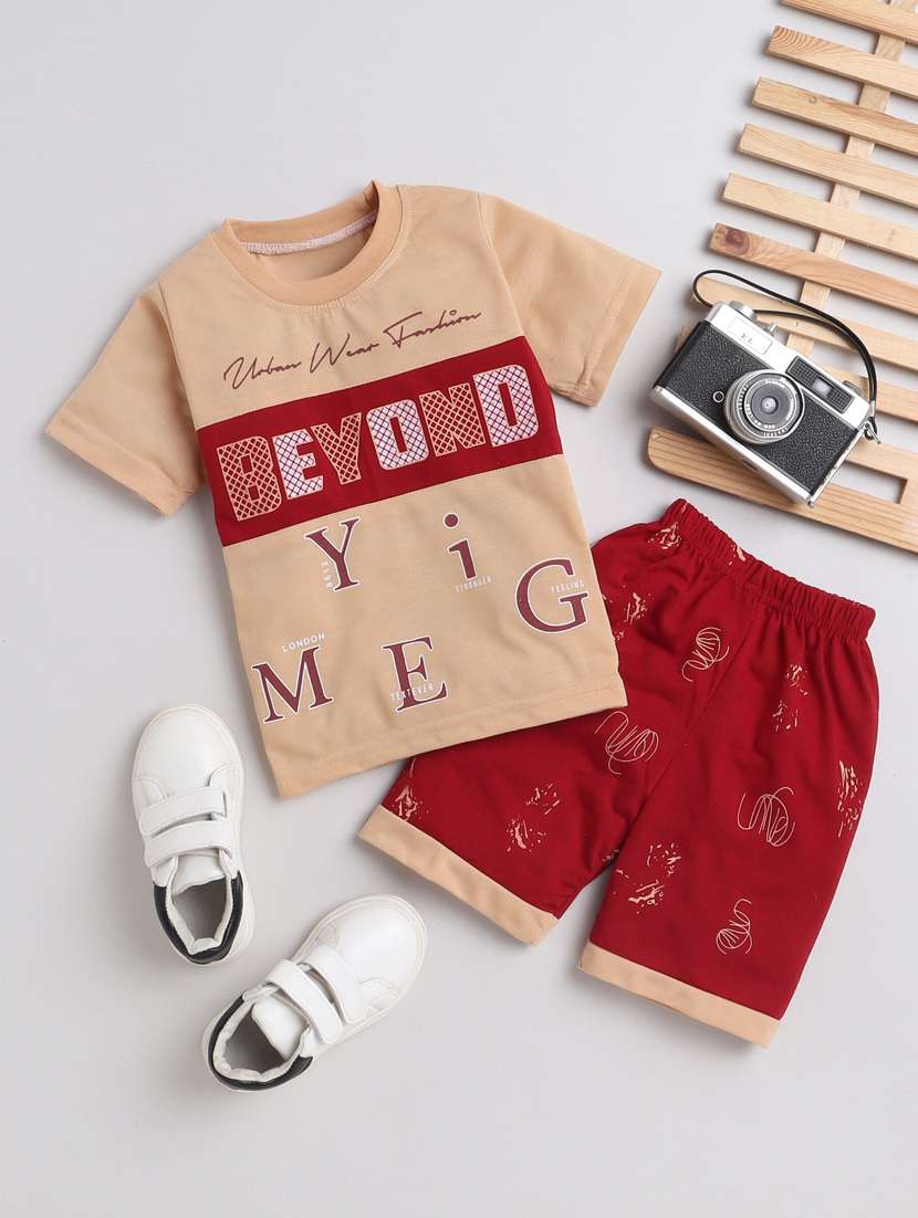 boys round neck typography shorts set