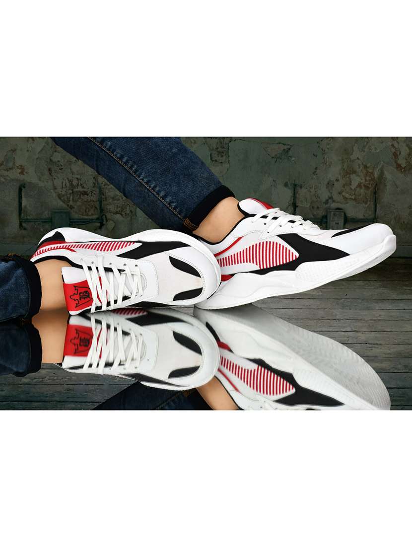 men lace up sneakers