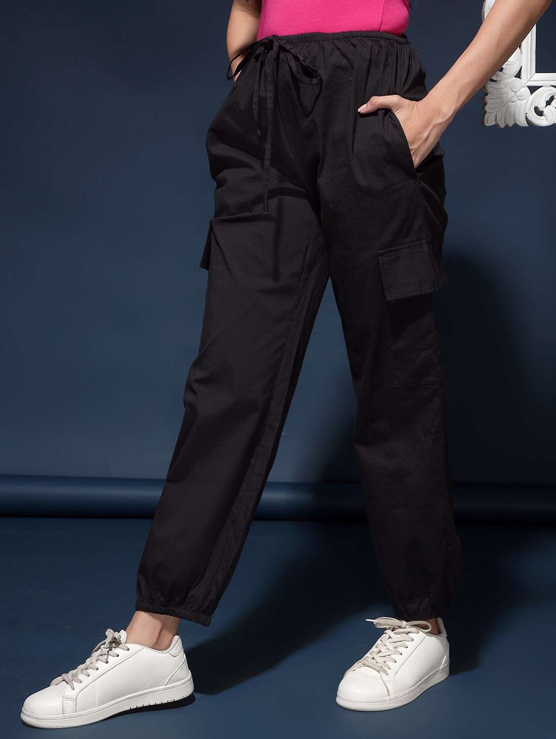 women solid relaxed fit cargo