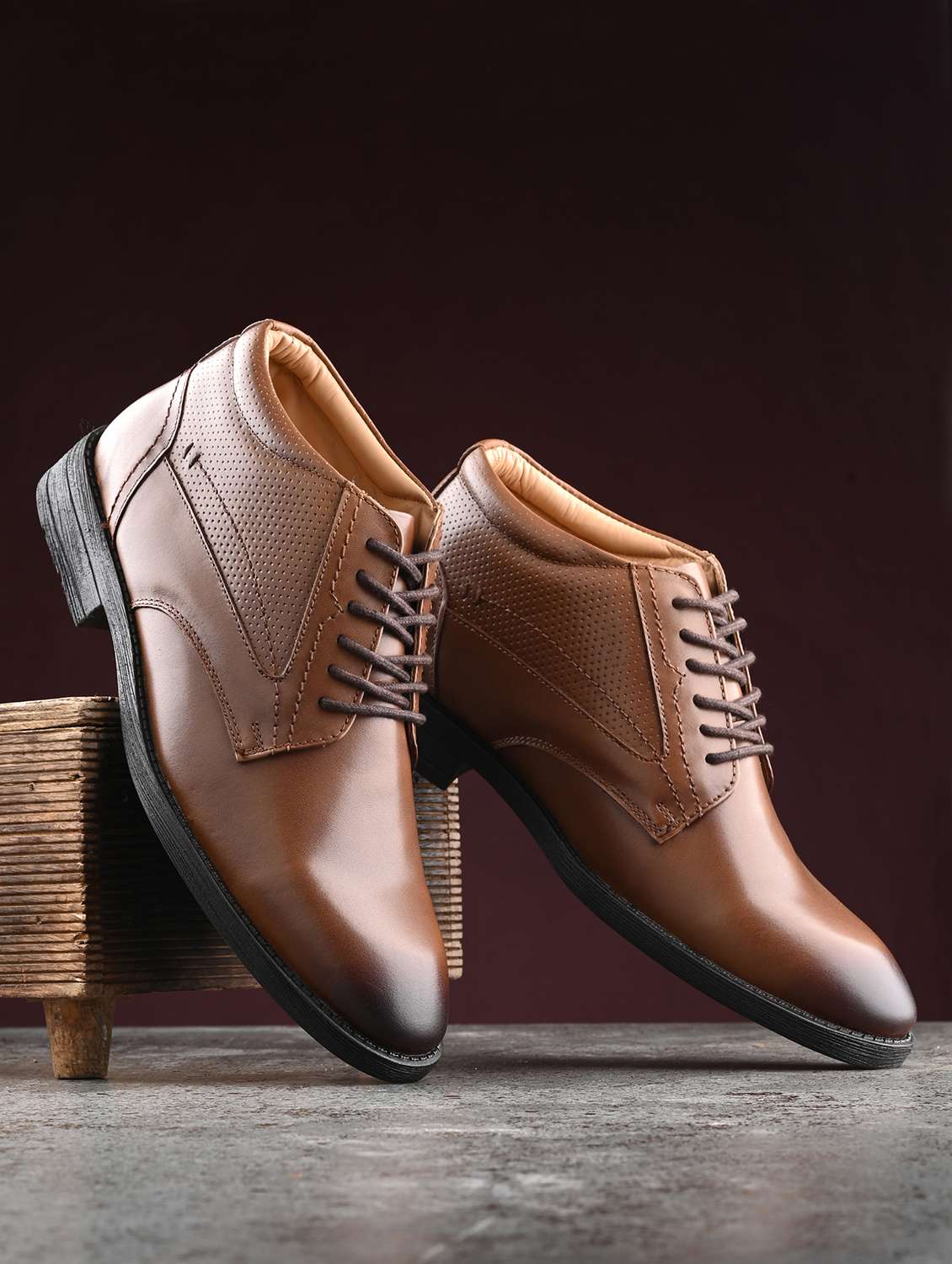men textured brown lace-up boots