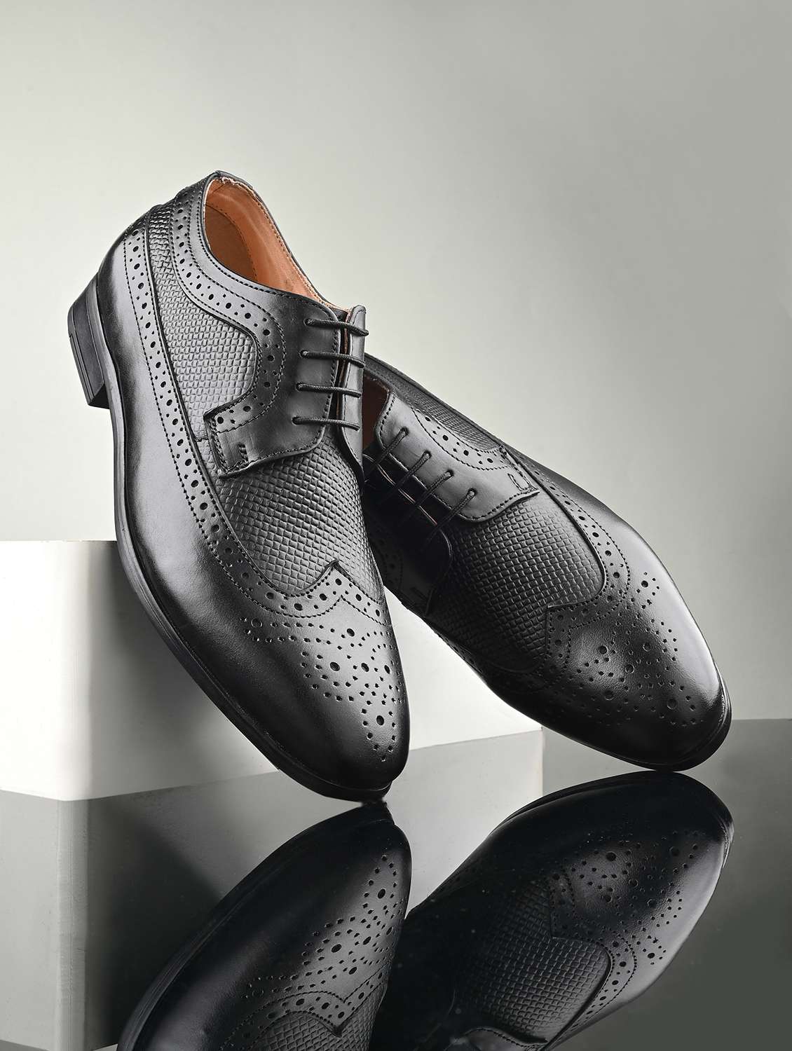 men textured black lace-up brouge