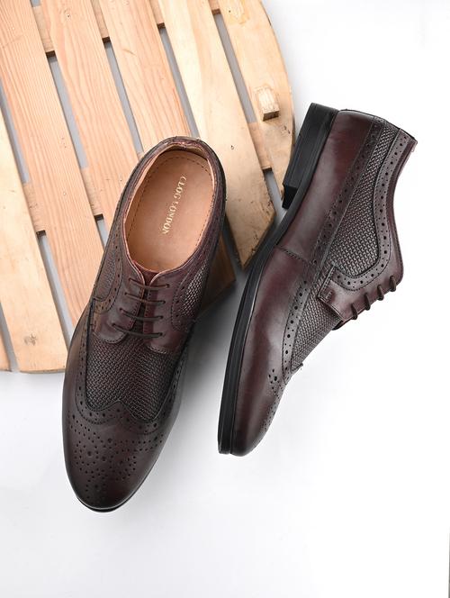 men textured coffee brown lace-up brouge - 20404208 - Standard Image - 0