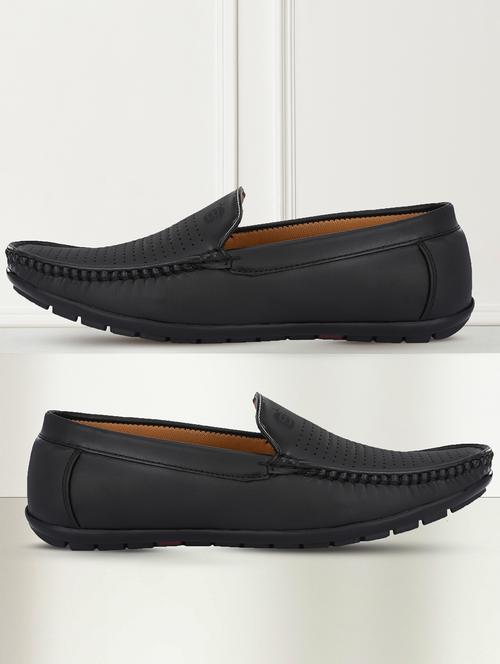 men solid slip on loafers - 20404223 - Standard Image - 0