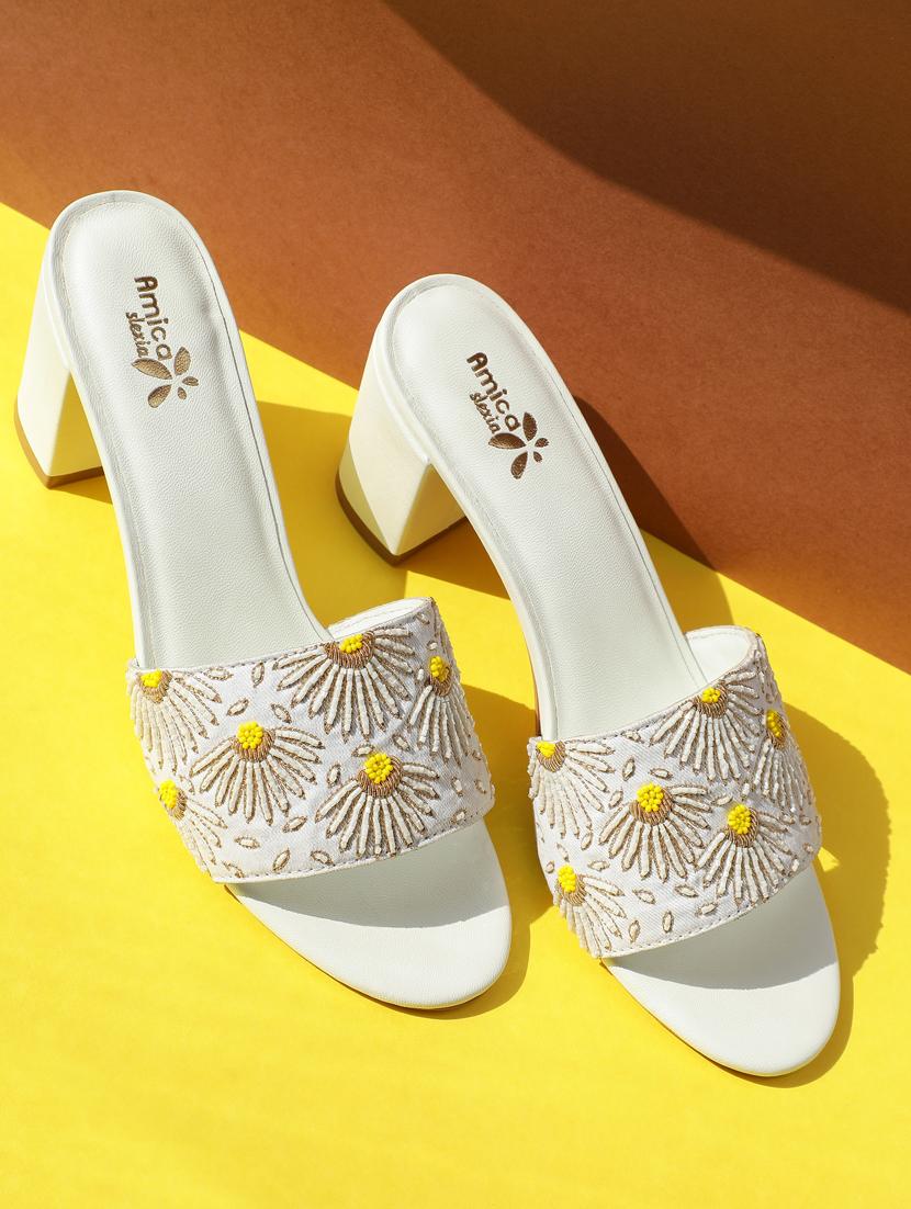 women embroidered ethnic sandals - 20406737 -  Zoom Image - 0