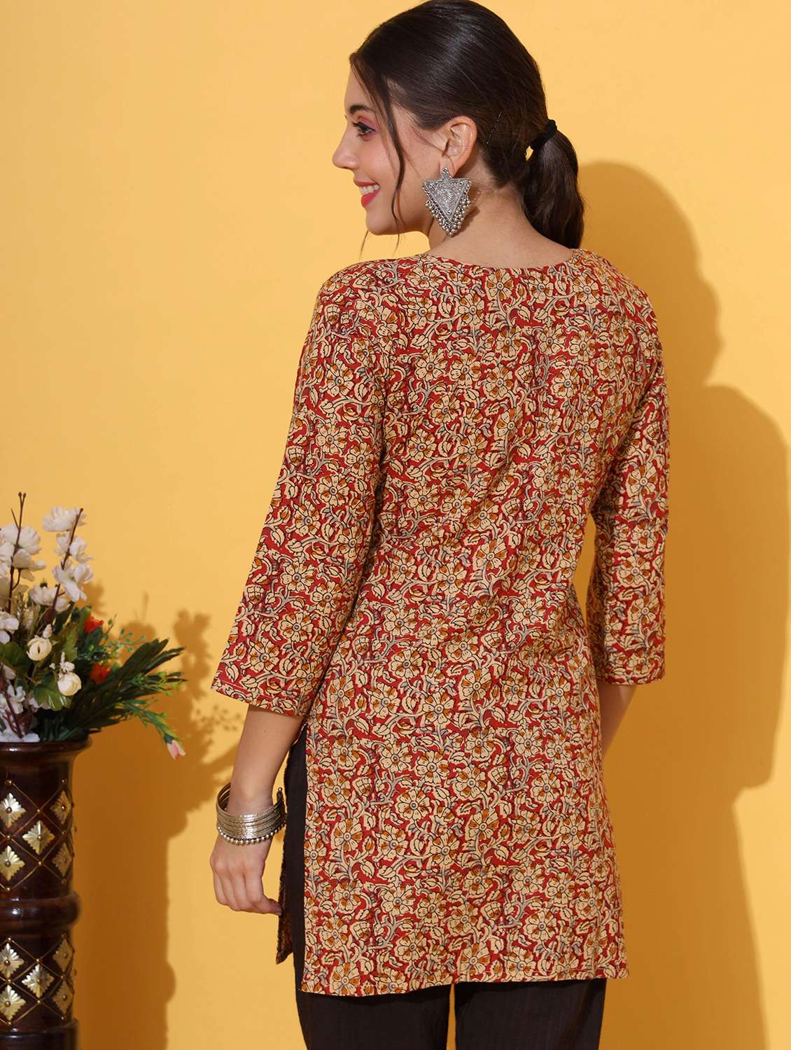 women red notch neck straight kurti - 20407219 -  Standard Image - 2