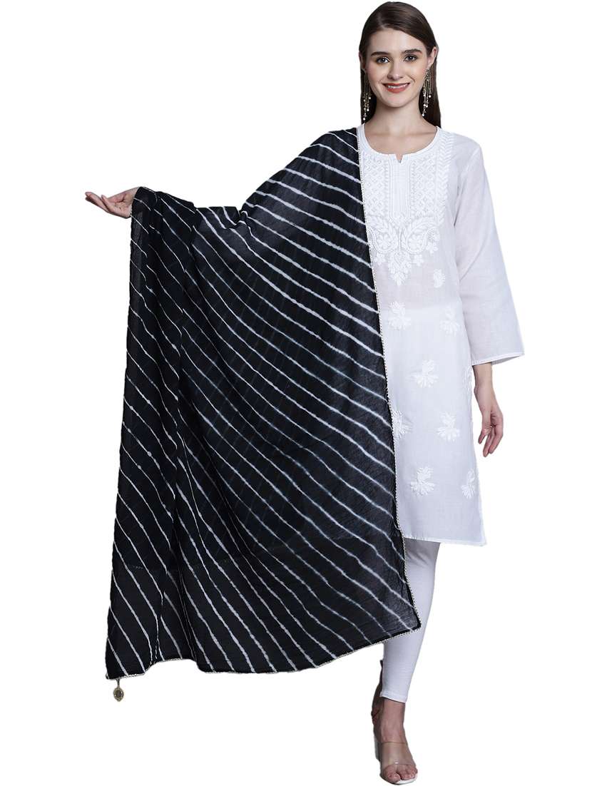 women black leheriya print dupatta