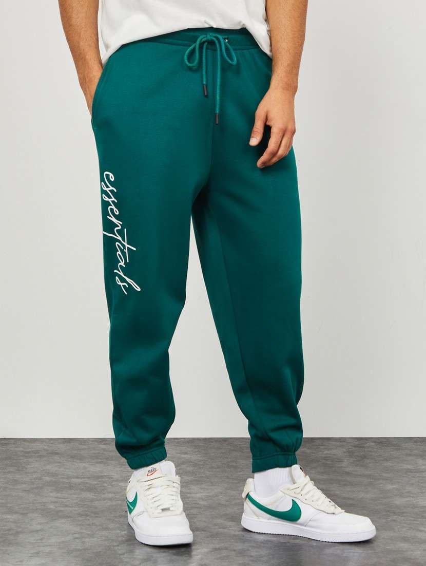 men mid rise placement printed jogger track pant