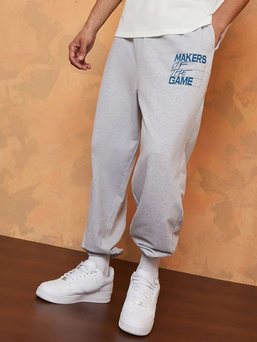 men grey placement print mid rise jogger