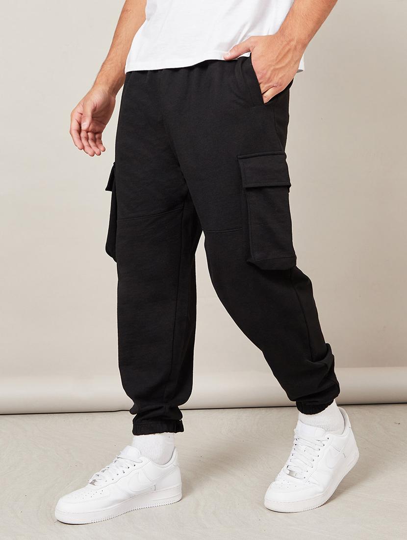 men balck solid mid rise jogger