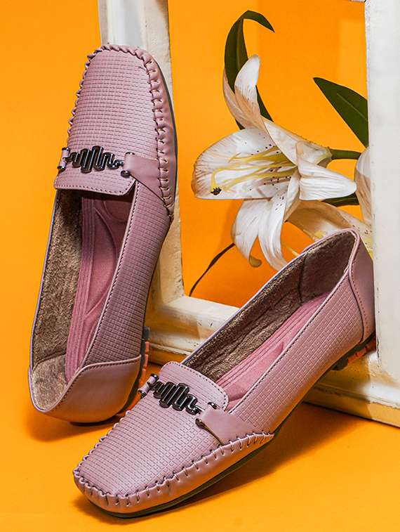 women mauve textured slip on loafer