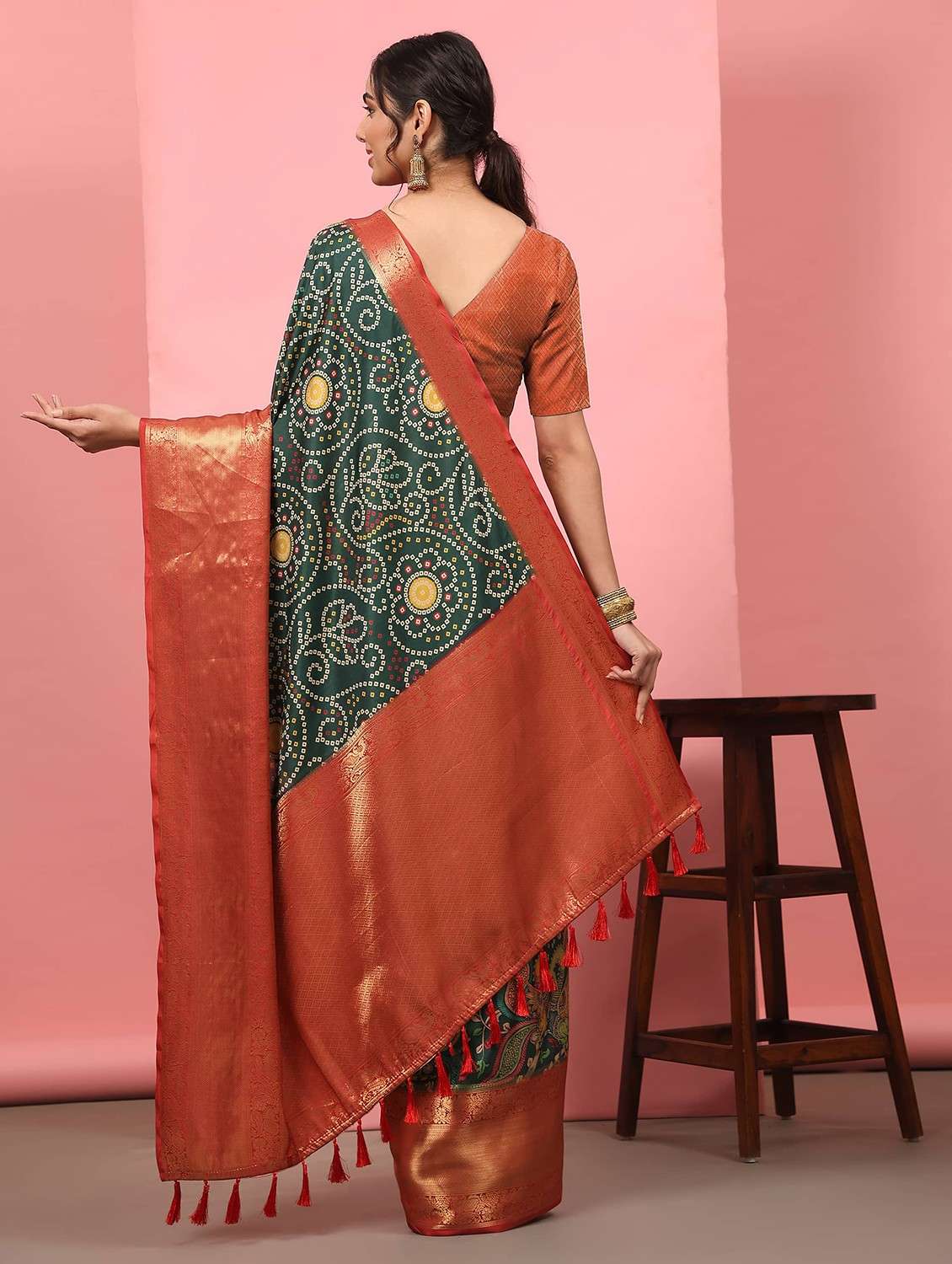 women green bandhani printed saree - 20827715 - Standard Image - 2