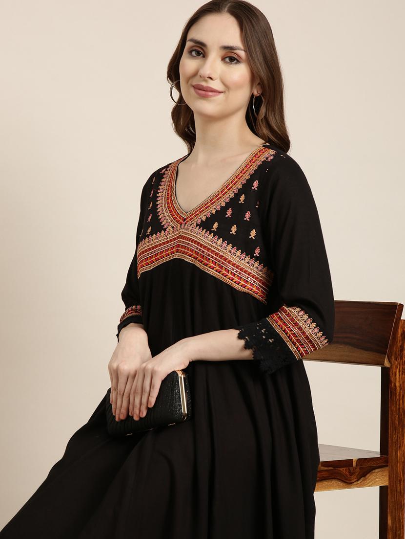 women black v neck flared kurta - 20961035 - Standard Image - 7