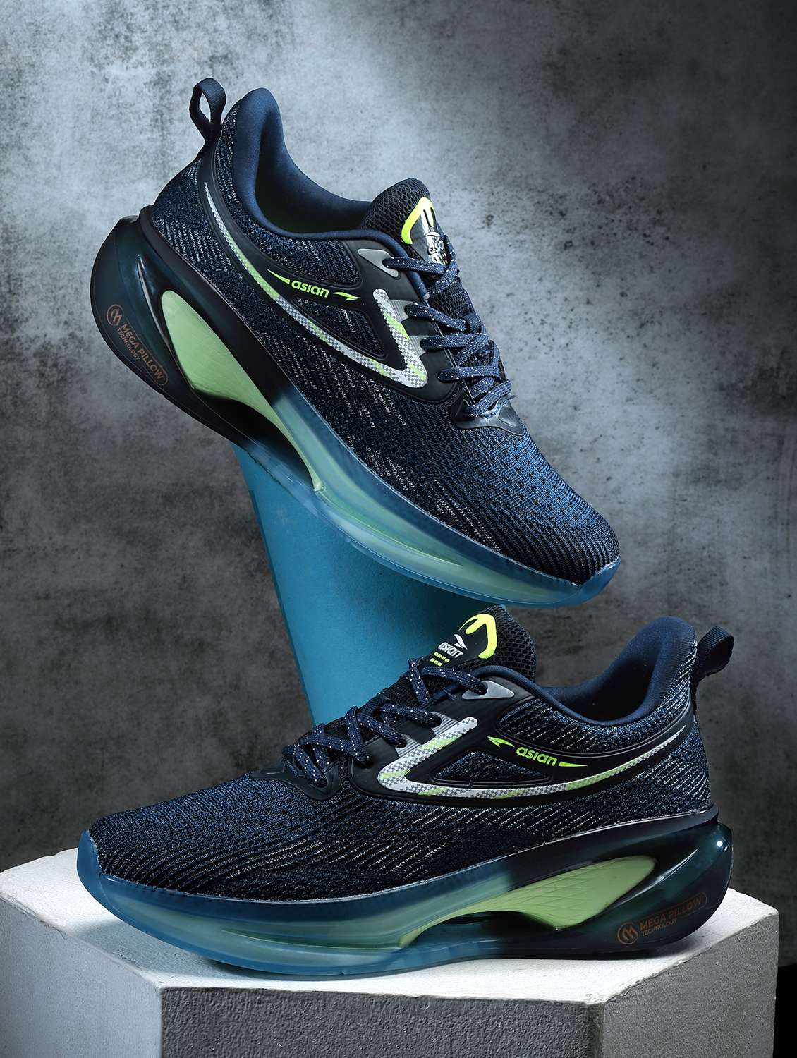 men lace up sport shoes