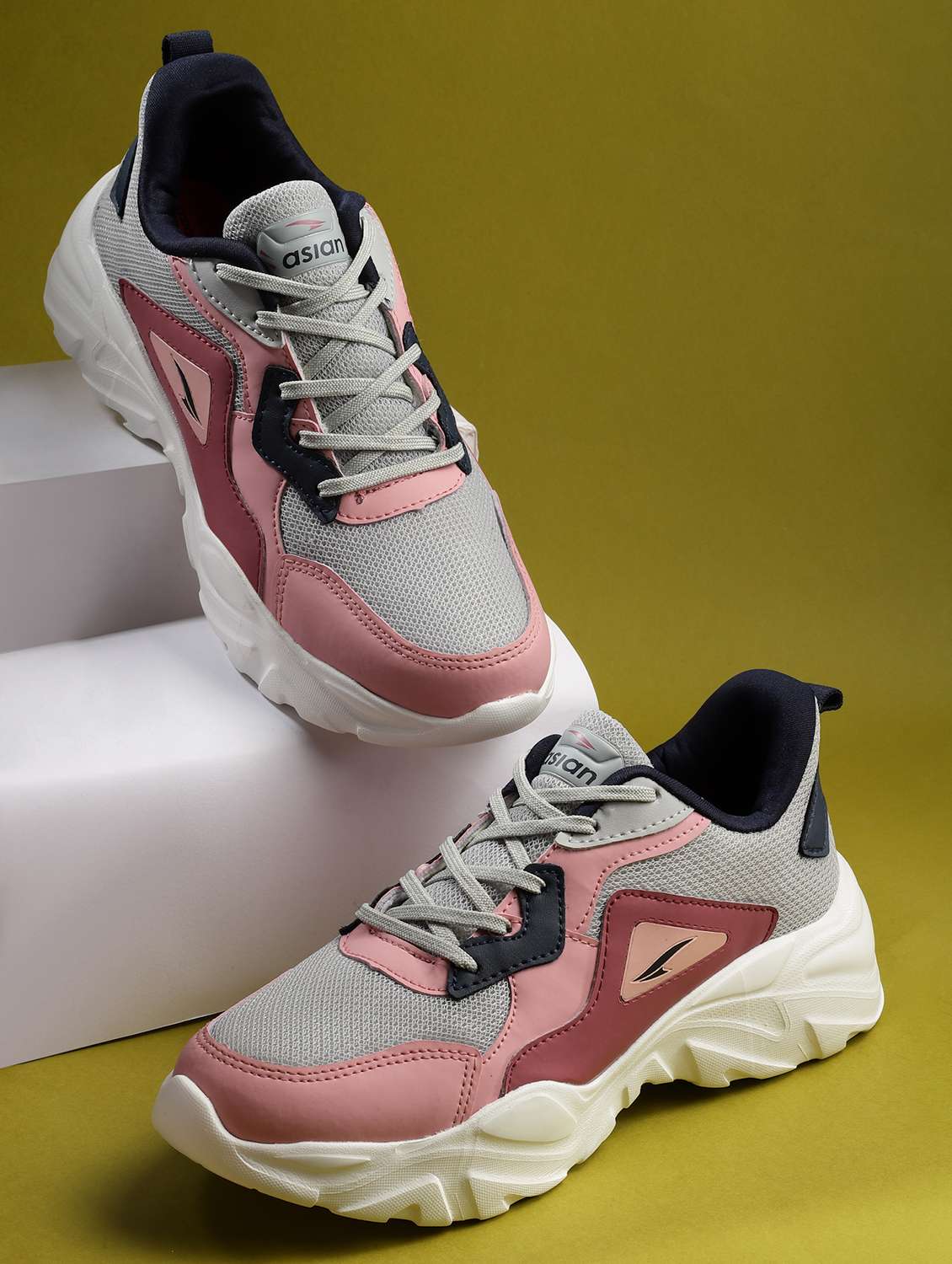 grey lace-up sports shoes