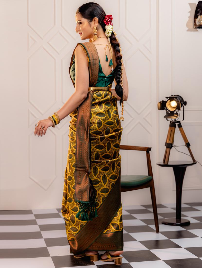 women printed bordered saree with blouse - 21068389 - Standard Image - 2