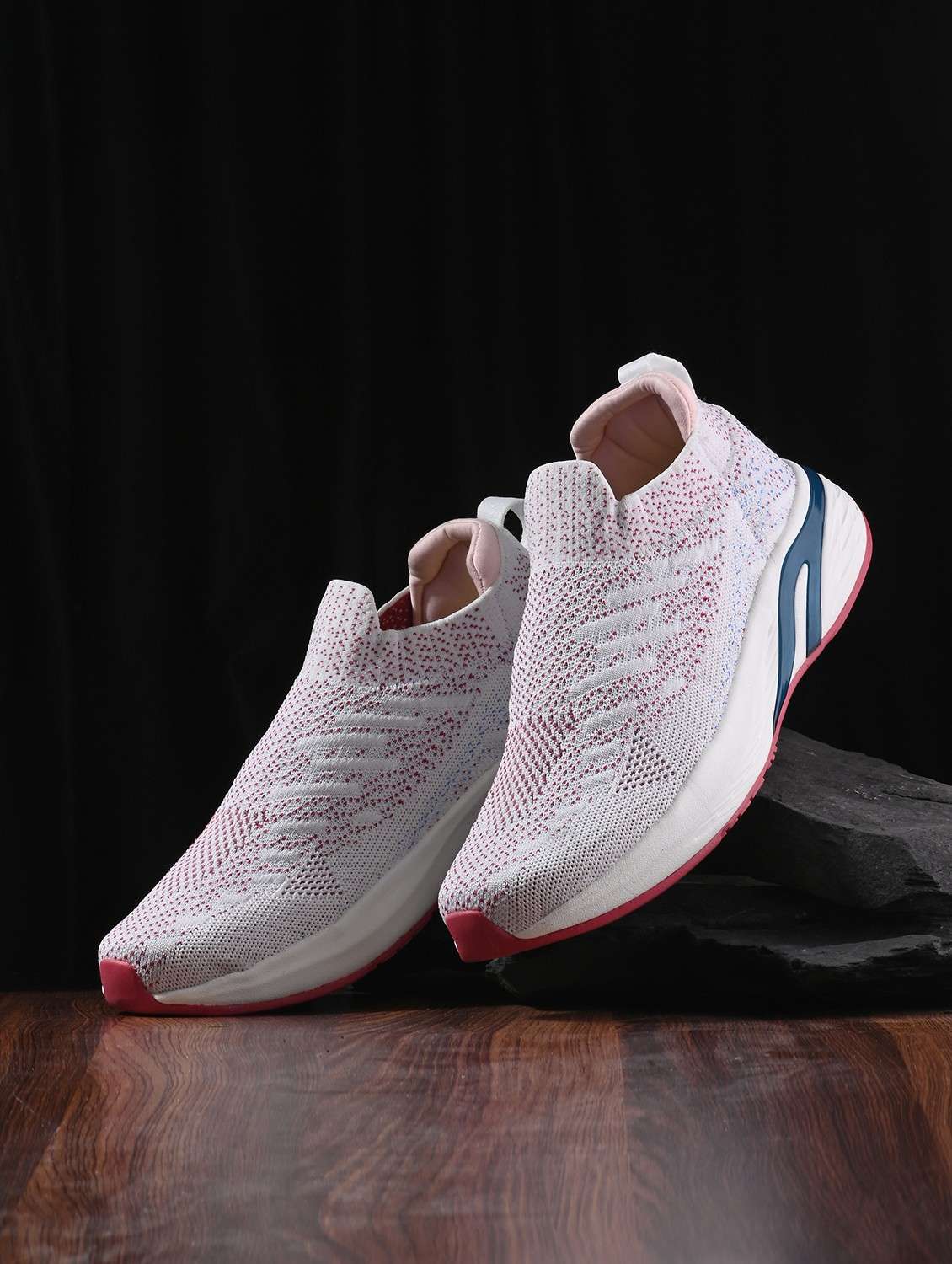 women printed slip on sports shoe