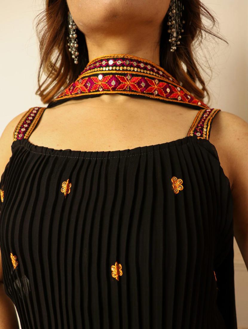 women black embroidered straight kurta - 21174815 - Standard Image - 2