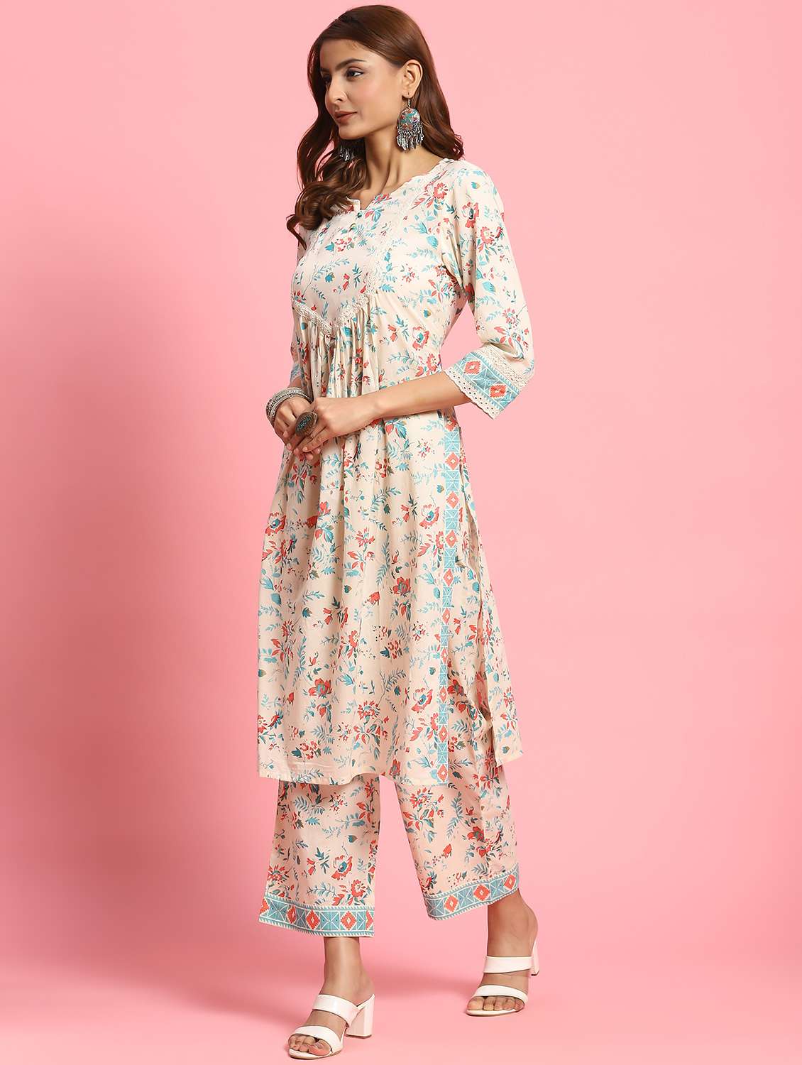 women floral notch neck kurta palazzo set  - 21221678 -  Standard Image - 2