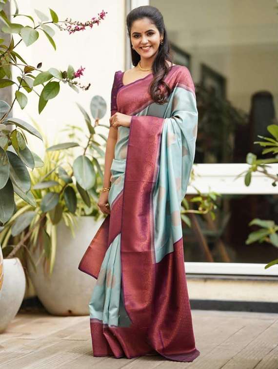 women self design bordered saree with blouse