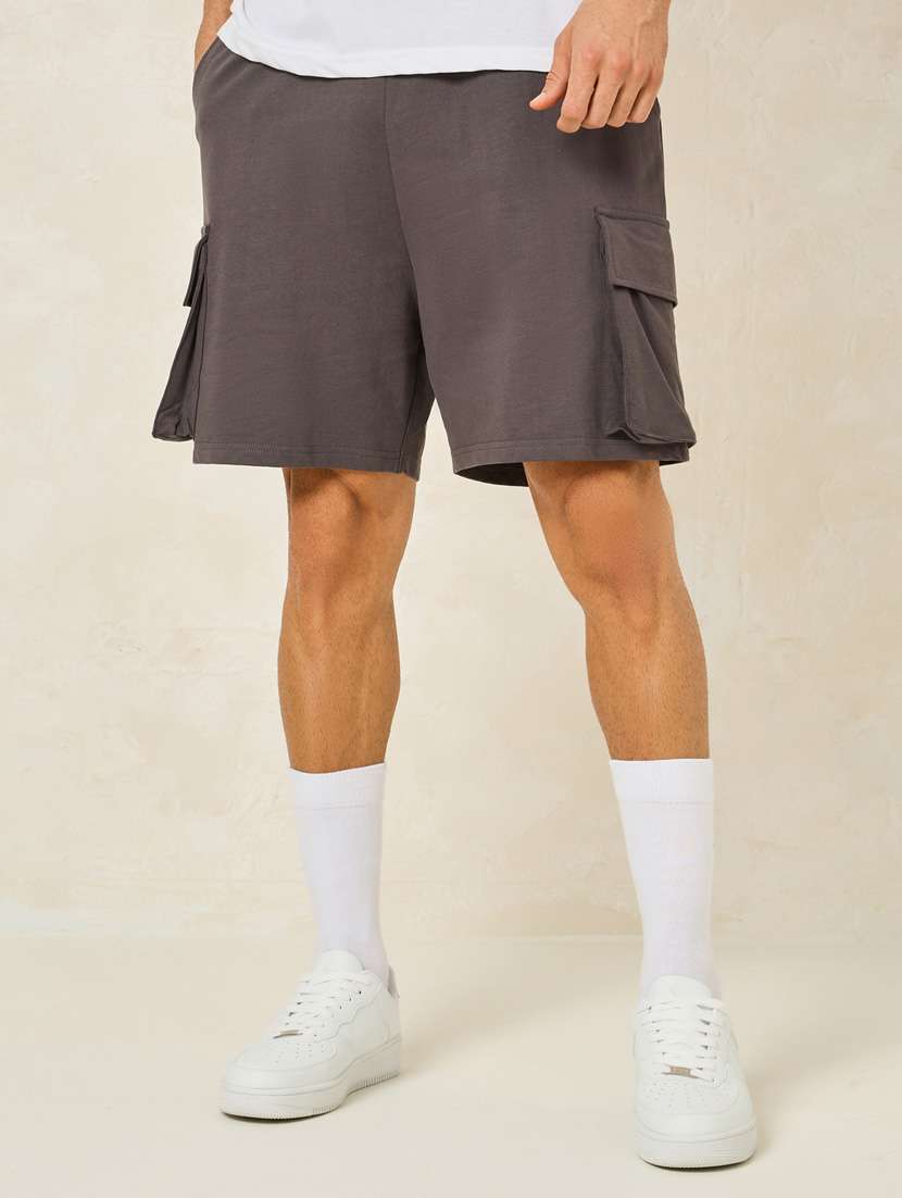 men solid mid rise cargo shorts