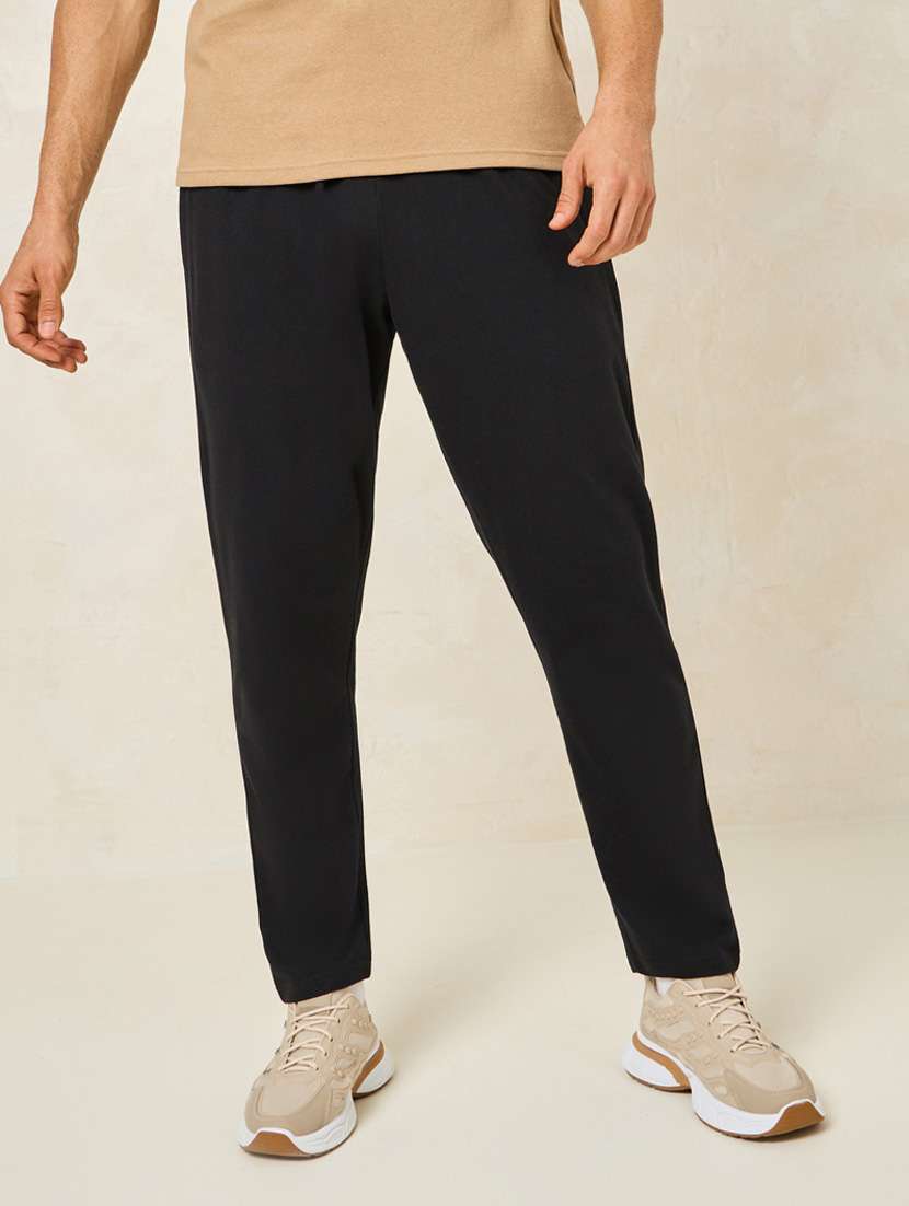 men solid mid rise track pant