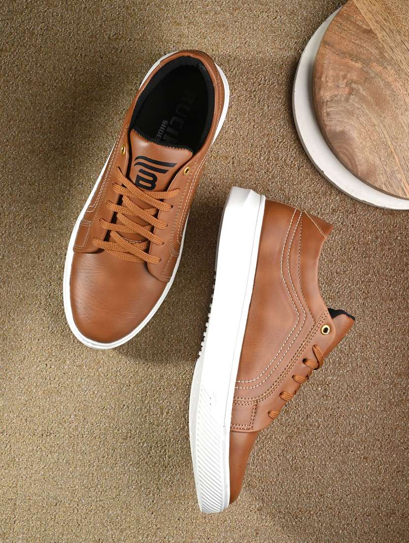 men lace up sneaker