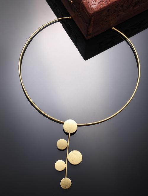gold metal short necklace - 21279326 -  Standard Image - 0