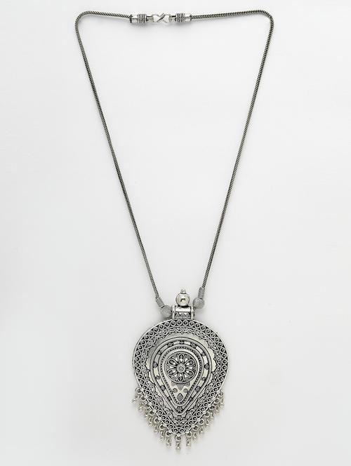 silver metal chain necklace - 21279333 -  Standard Image - 0