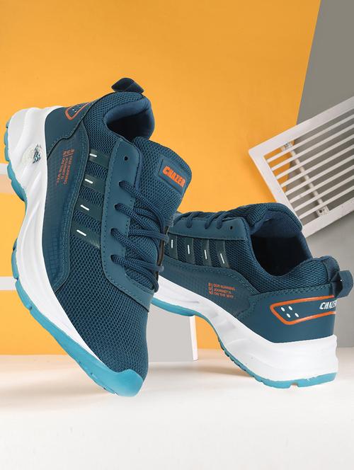 men lace up sports shoes - 21279738 -  Standard Image - 0