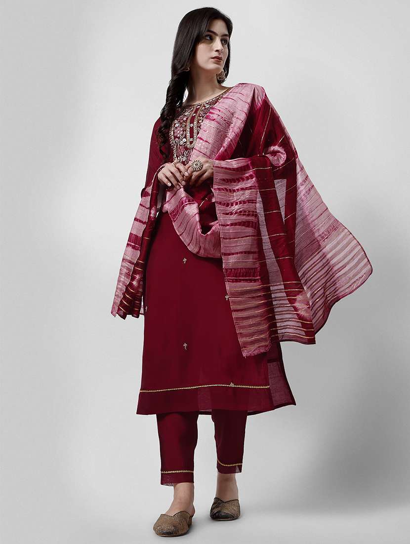 women maroon kurta dupatta set