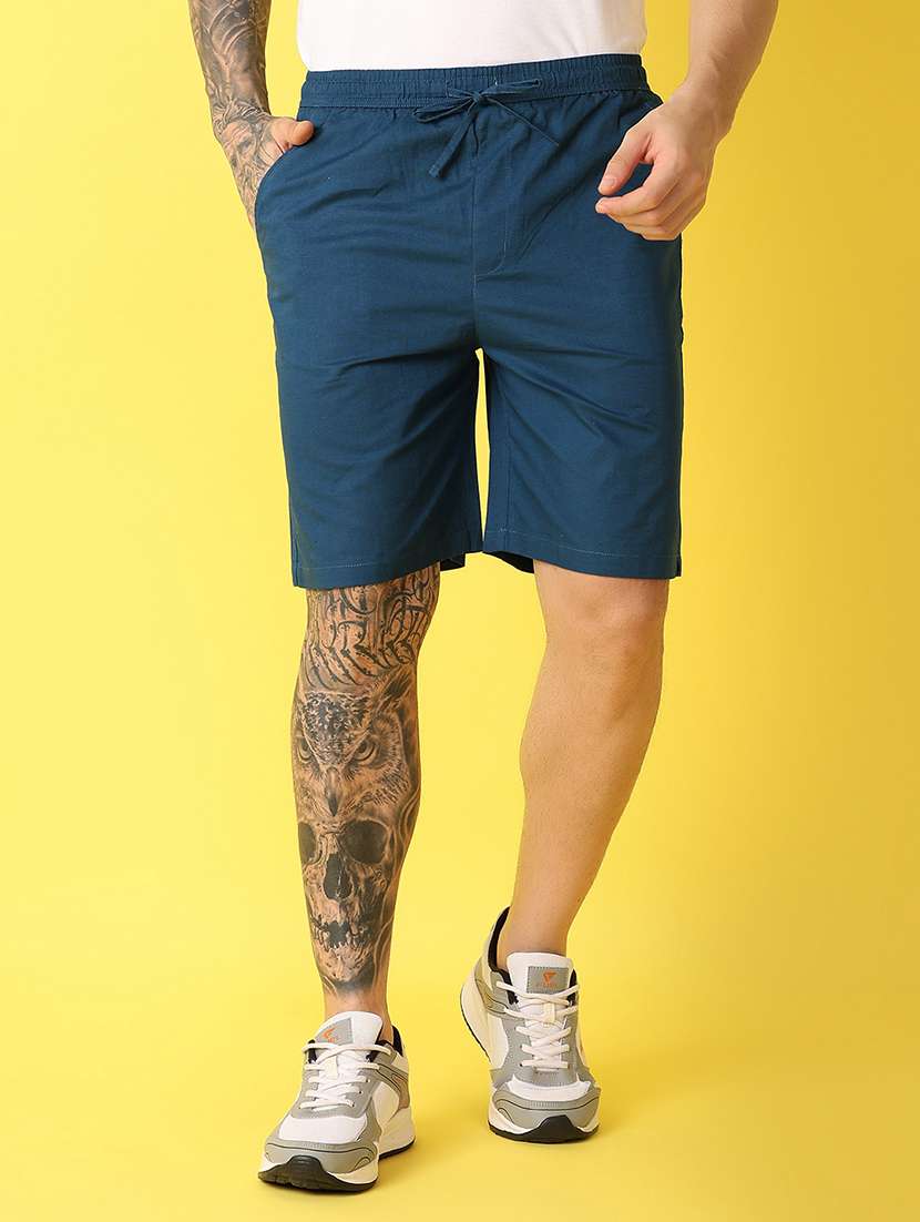men mid rise solid shorts
