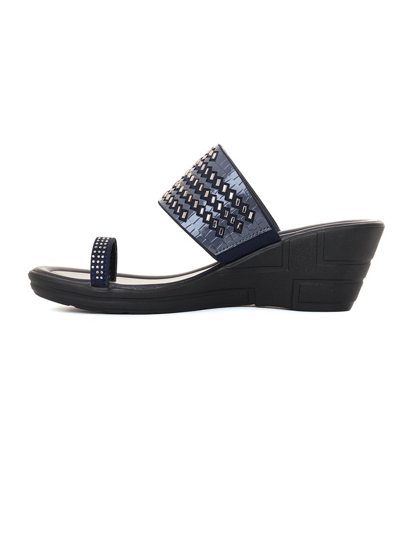 women one toe sandal - 21335322 - Standard Image - 2