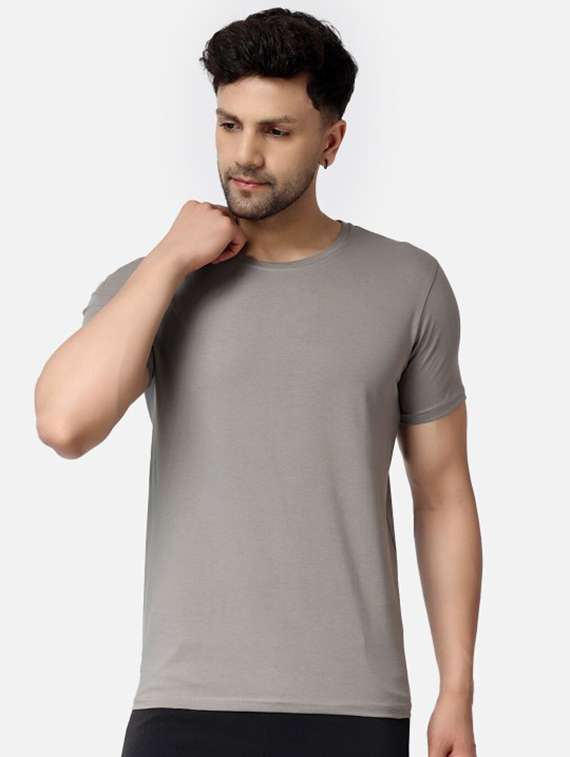 men grey round neck t-shirt