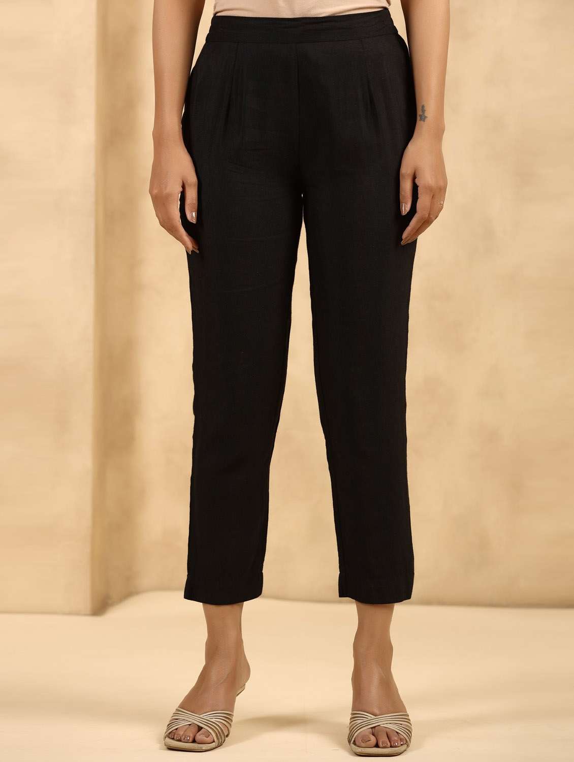 women solid mid rise cigarette pant